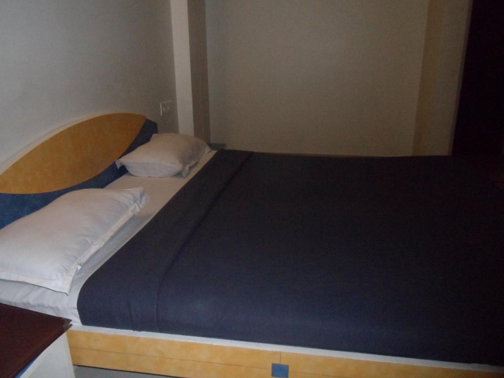 Hotel Dudawat Ahmedabad Rum bild