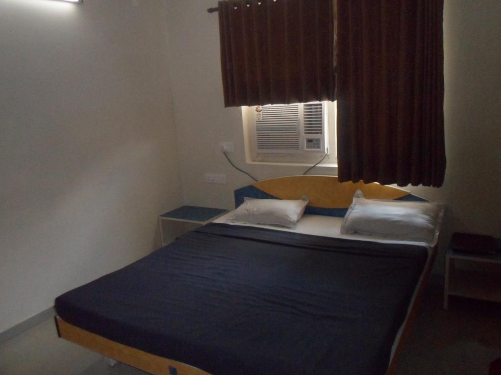 Hotel Dudawat Ahmedabad Rum bild
