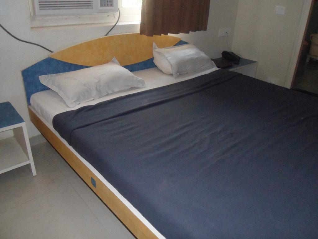 Hotel Dudawat Ahmedabad Rum bild