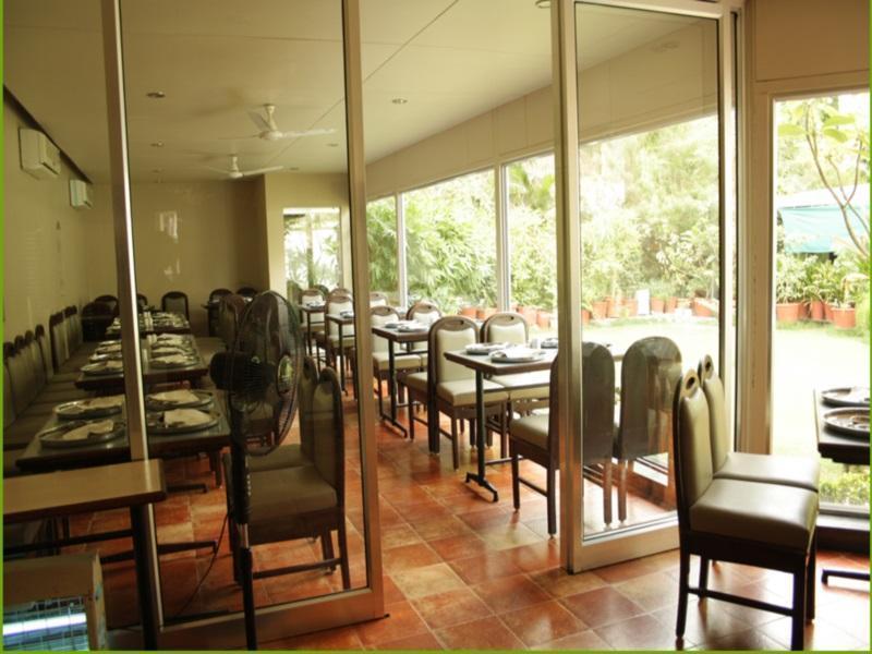 Hotel Dudawat Ahmedabad Exteriör bild